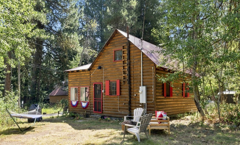 A cozy, historic and pet-friendly McCall cabin just steps from Payette Lake. With a shared dock, private boat slip, quiet neighborhood setting, and Shore Lodge just a two-minute walk away, this is a wonderful place to slow down, enjoy the lake, and experience the charm of old McCall. One pet up to 45 lbs is welcome (please note there is an additional pet cleaning fee).