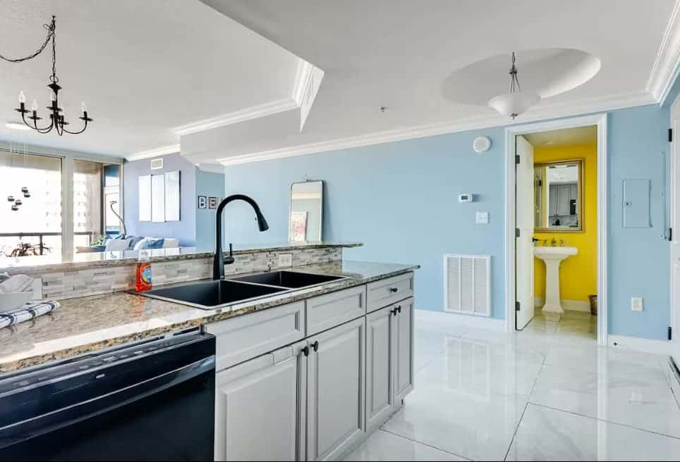 Ocean Front Condo with Pools, Sauna, Tennis & Gym