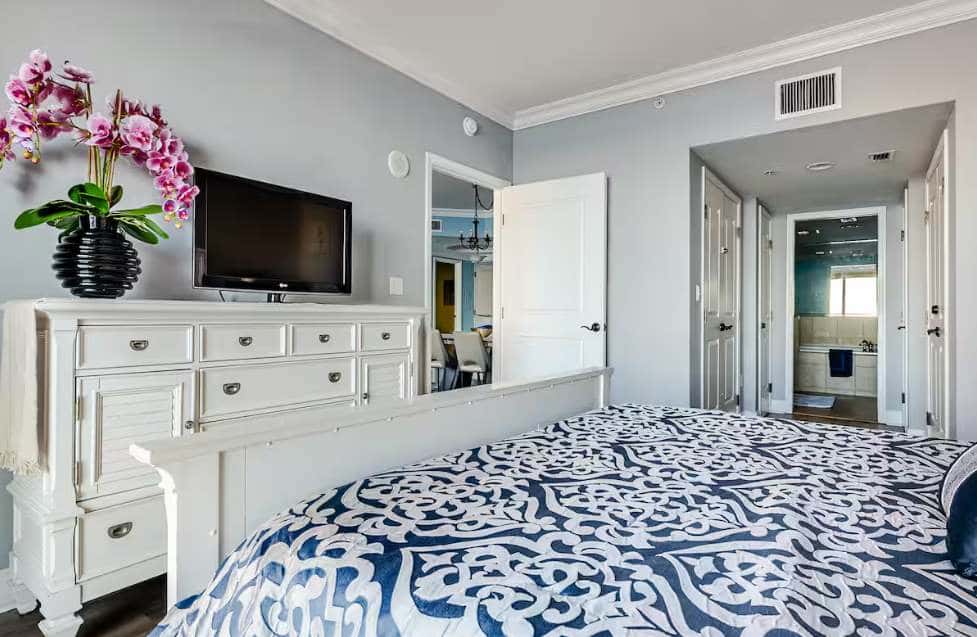 Ocean Front Condo with Pools, Sauna, Tennis & Gym