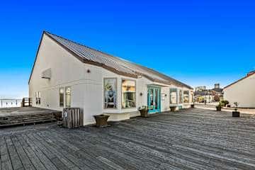Ocean Front Condo with Pools, Sauna, Tennis & Gym