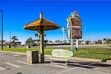 Ocean Front Condo with Pools, Sauna, Tennis & Gym