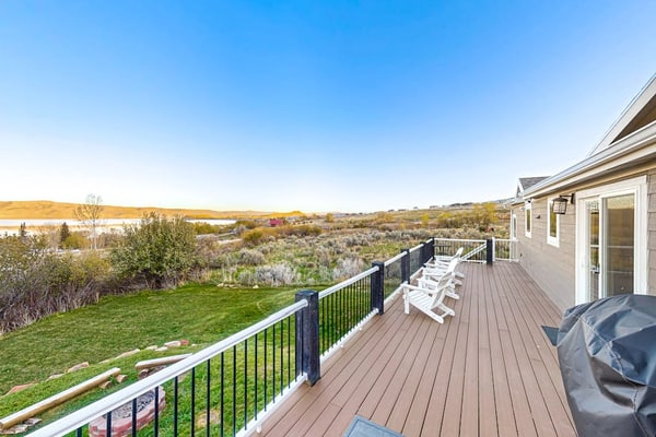 Spacious rental with furnished deck & great views of the lake