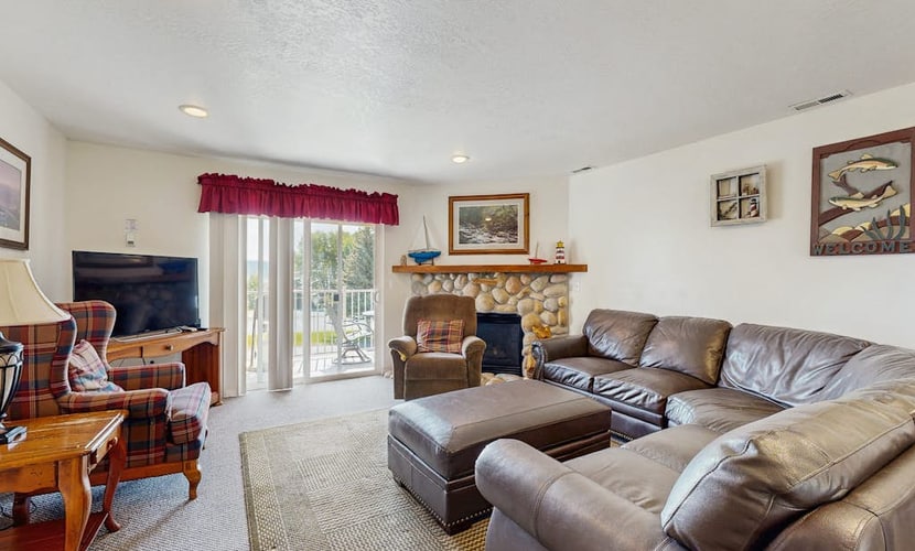 Comfy condo overlooking Bear Lake with pool, hot tub & tennis