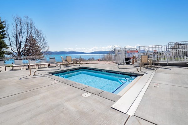 Comfy condo overlooking Bear Lake with pool, hot tub & tennis