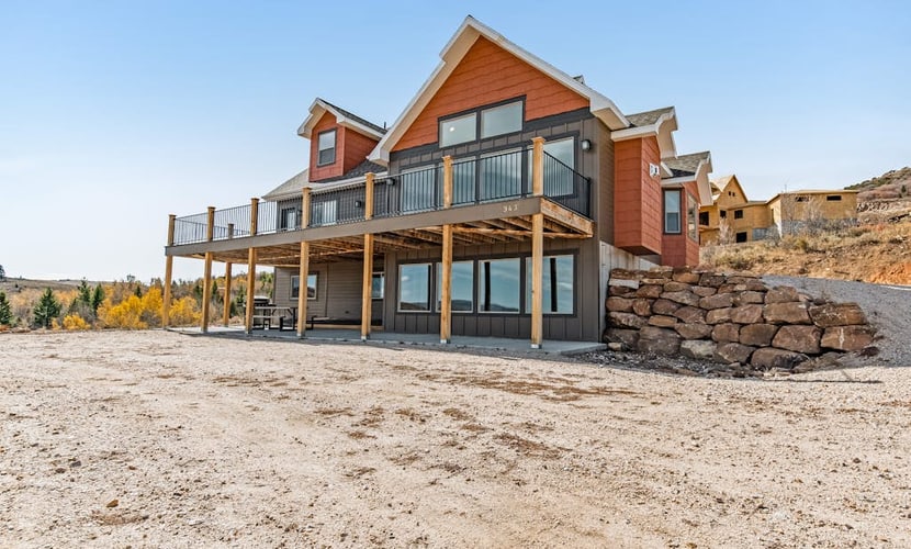 Spacious, family friendly home w/ lake & mountain views - close to town & skiing