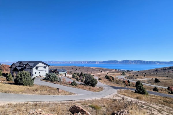 Spacious, family friendly home w/ lake & mountain views - close to town & skiing