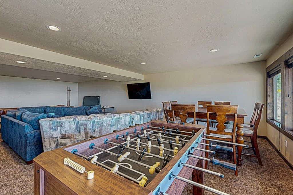 Spacious, family friendly home w/ lake & mountain views - close to town & skiing
