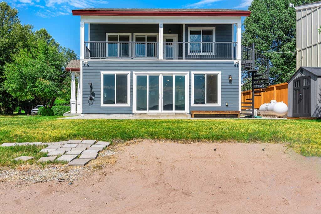Lakefront Retreat
