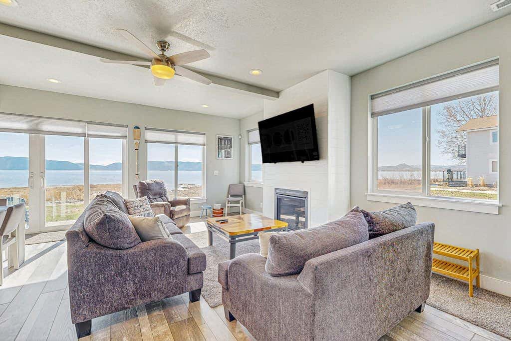 Lakefront Retreat