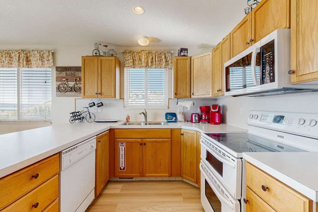 Lake View Townhouse with Shared Hot Tub and Pool, WiFi, and Central AC