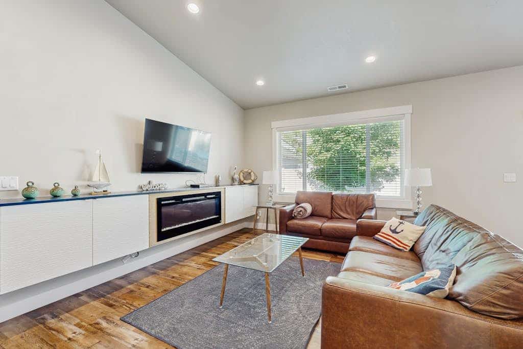Modern, spacious home w/access to shared pool - close to Bear Lake State Park