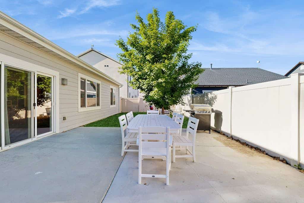 Modern, spacious home w/access to shared pool - close to Bear Lake State Park