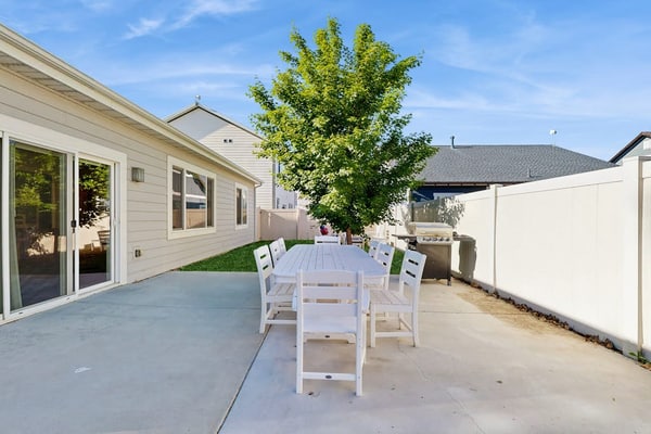 Modern, spacious home w/access to shared pool - close to Bear Lake State Park