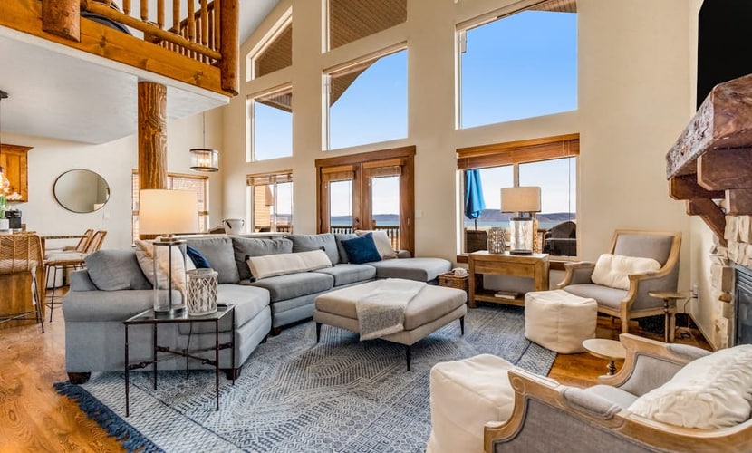 Beautiful Cabin W/ Gorgeous Lake Views, Private Hot Tub, Free WiFi & Large Deck