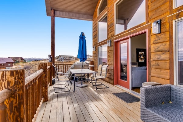 Beautiful Cabin W/ Gorgeous Lake Views, Private Hot Tub, Free WiFi & Large Deck