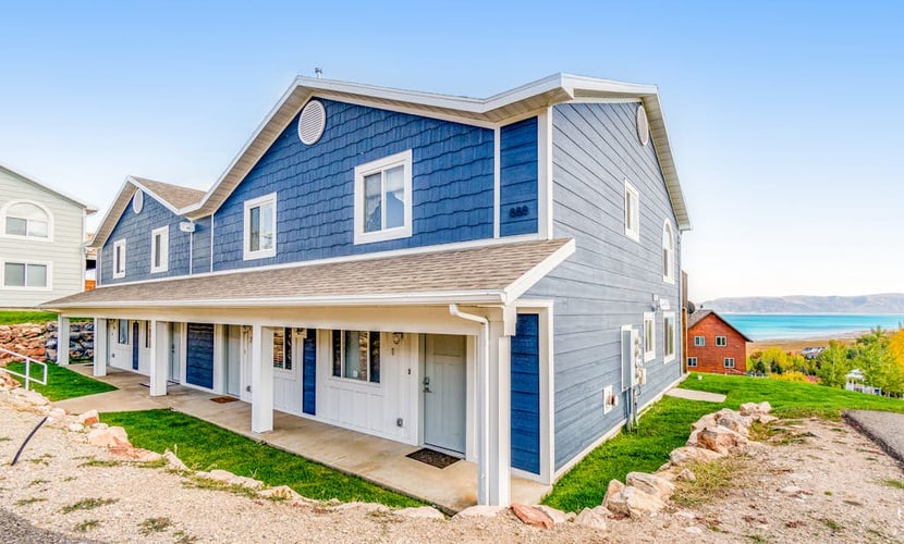 2-story condo w/Bear Lake views, private patio, heated pool, hot tub, tennis