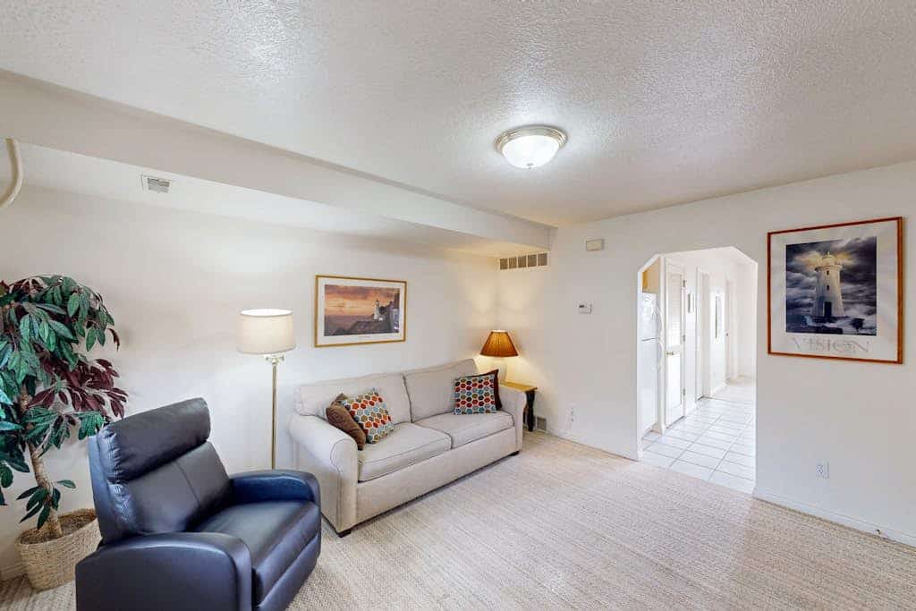 2-story condo w/Bear Lake views, private patio, heated pool, hot tub, tennis