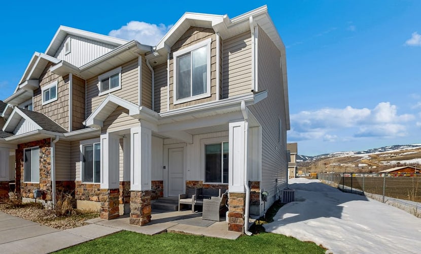 Mountain-view townhouse near skiing with patio, grill, pickleball courts & W/D