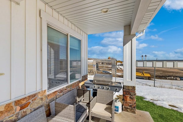 Mountain-view townhouse near skiing with patio, grill, pickleball courts & W/D