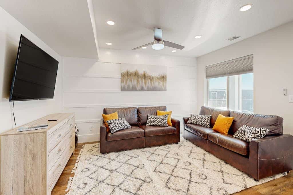 Mountain-view townhouse near skiing with patio, grill, pickleball courts & W/D
