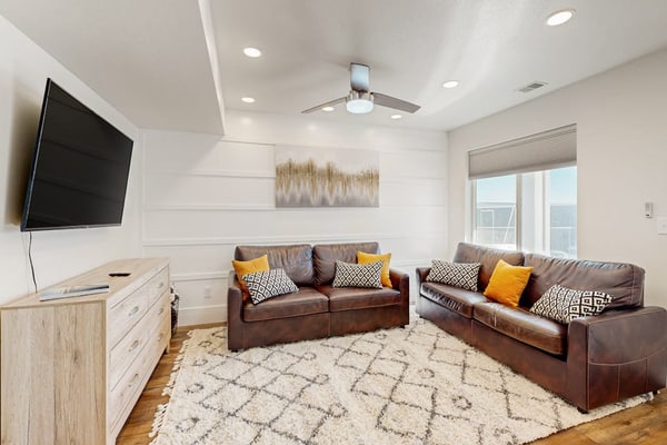 Mountain-view townhouse near skiing with patio, grill, pickleball courts & W/D