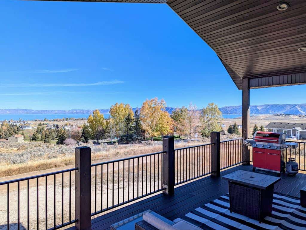 Lakeview Cabin with Fireplace, Wet Bar & Mountain Views