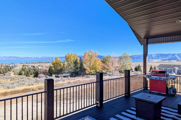 Lakeview Cabin with Fireplace, Wet Bar & Mountain Views