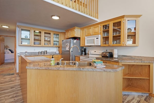 Waterfront cabin w/ kayaks, gas fireplace, & more