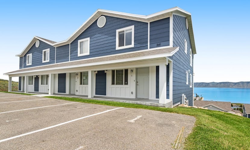 Tri-level condo w/ shared pool, hot tub, sports courts, & views of Bear Lake