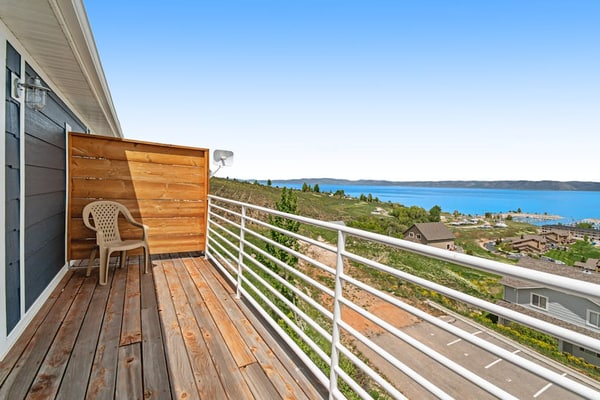 Tri-level condo w/ shared pool, hot tub, sports courts, & views of Bear Lake