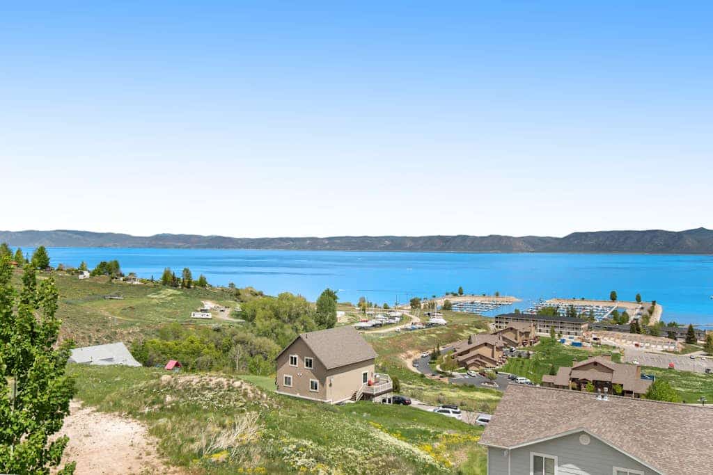 Tri-level condo w/ shared pool, hot tub, sports courts, & views of Bear Lake