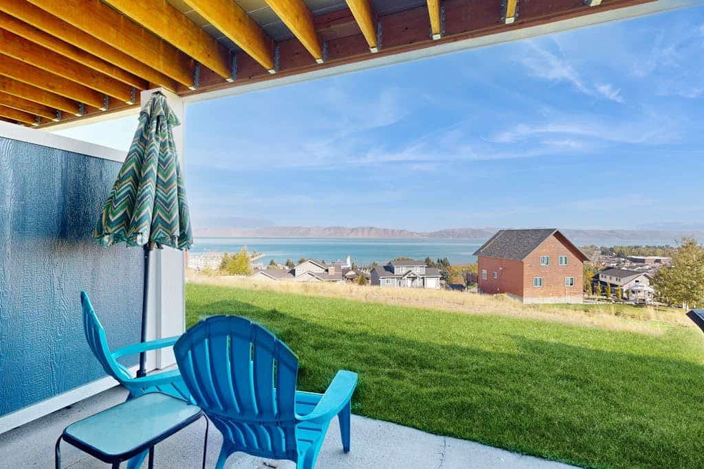 Comfortable lake-view getaway with central AC, WiFi, pool & hot tub
