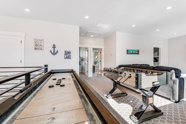 Gorgeous Modern Home w/ Lake Views, WiFi, Central AC, Washer/Dryer, & Fireplace