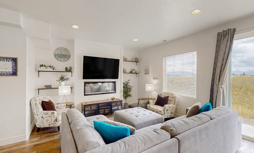 Dog-friendly townhouse with mountain view, fireplace, central AC, & washer/dryer