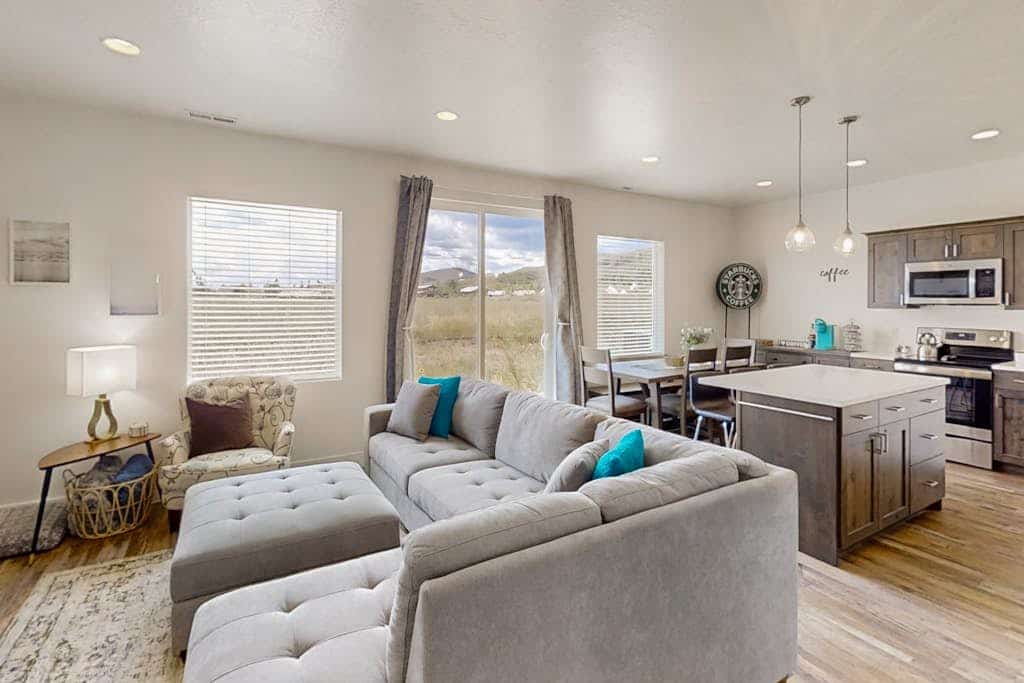 Dog-friendly townhouse with mountain view, fireplace, central AC, & washer/dryer