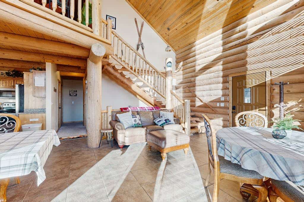 Genuine log cabin w/stunning lake views & boat parking