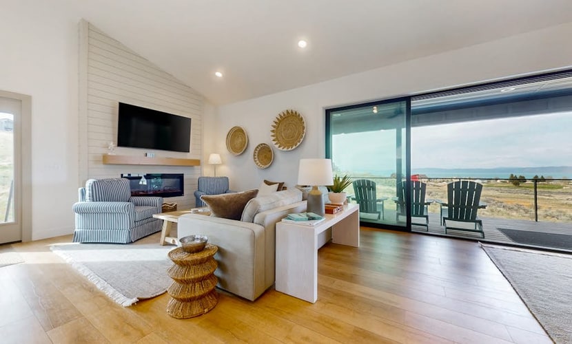 Luxury home w/ private pickleball and basketball courts, WIFI and close to lake