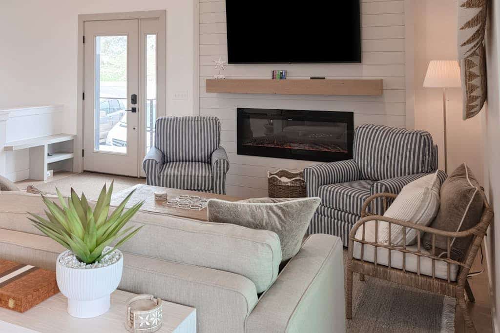 Luxury home w/ private pickleball and basketball courts, WIFI and close to lake