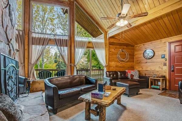 Cozy Bear Lake Hideaway already decorated for the holidays