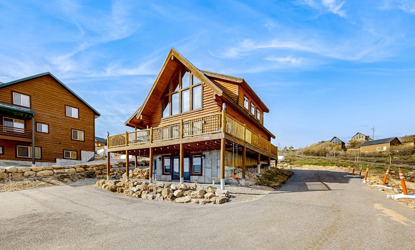 Beautiful log cabin with lake views, wraparound deck, & foosball