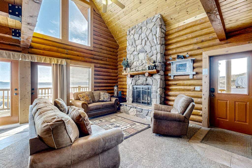 Beautiful log cabin with lake views, wraparound deck, & foosball