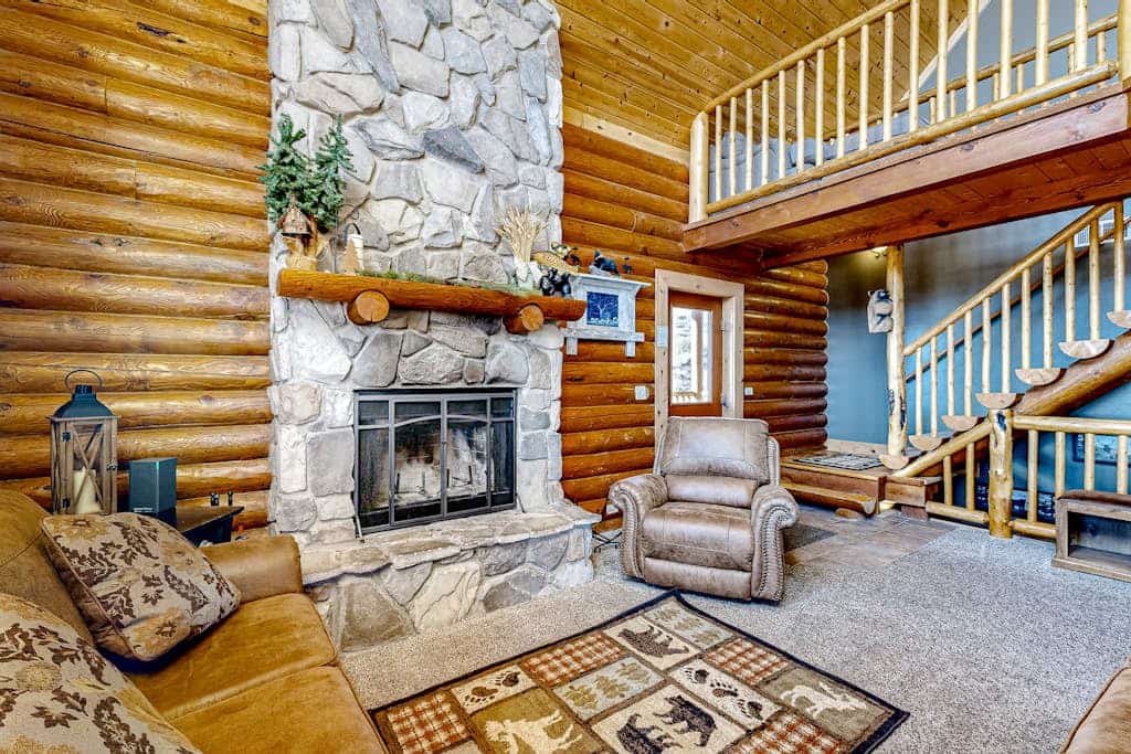 Beautiful log cabin with lake views, wraparound deck, & foosball