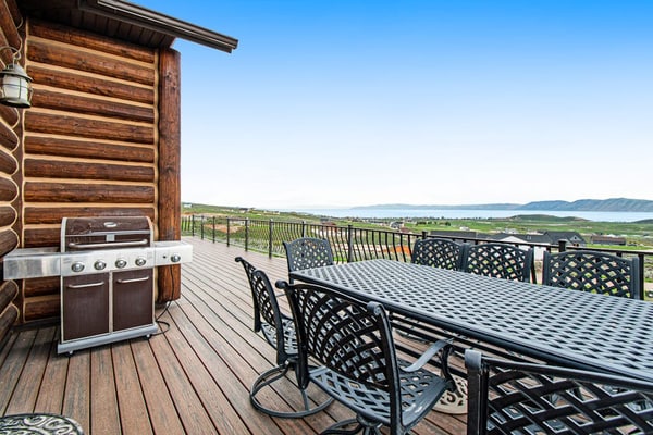 Roomy mountain & lake view home with large deck, fireplace, & W/D - dog-friendly