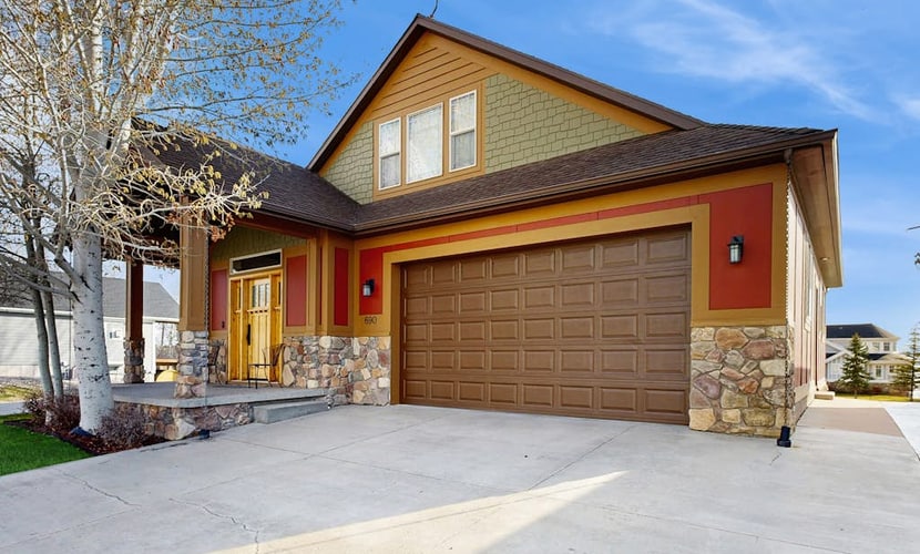 Inviting lake house w/ beautiful lake views, community pool & game room