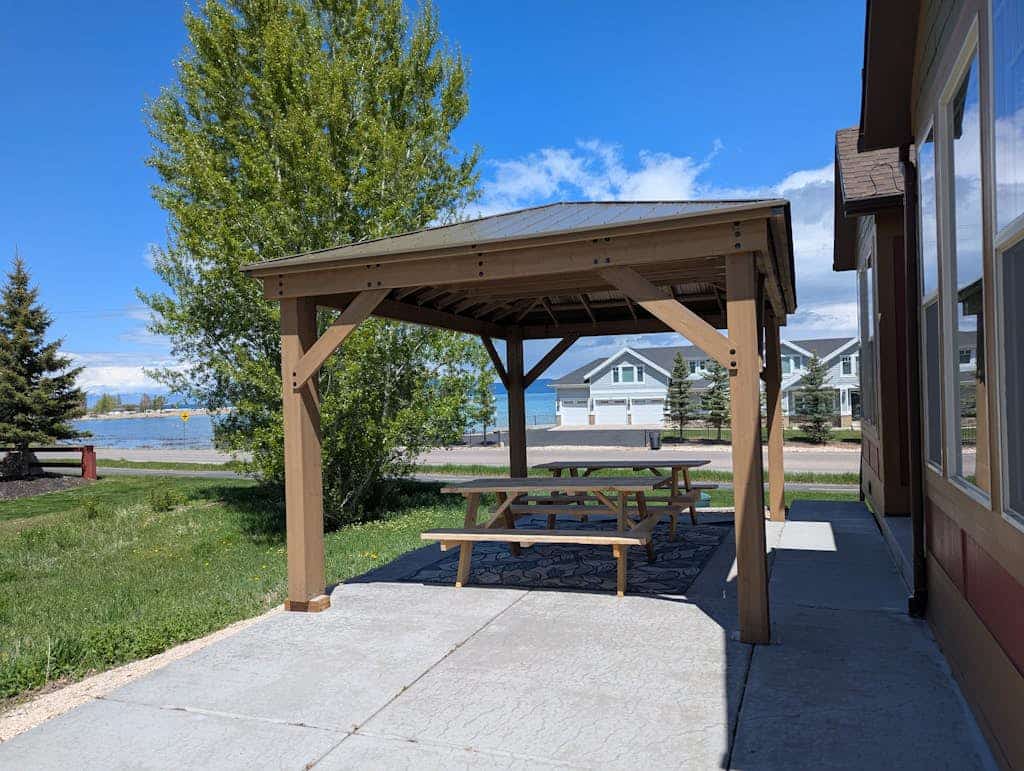 Inviting lake house w/ beautiful lake views, community pool & game room