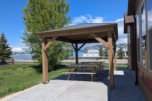 Inviting lake house w/ beautiful lake views, community pool & game room