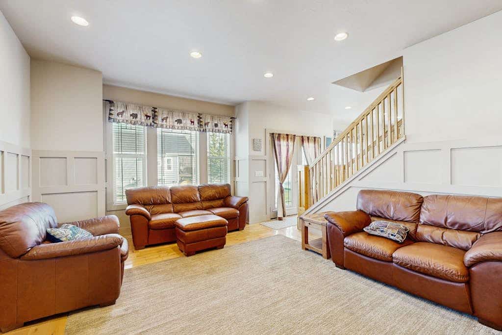 Inviting lake house w/ beautiful lake views, community pool & game room