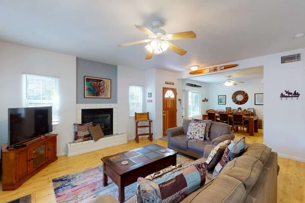 Dog-friendly home w/shared hot tub, spa, pool + WiFi, central AC