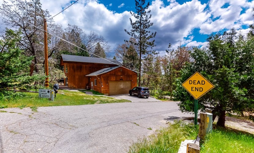 Large lake-area home w/great room, private pool table, Ping-Pong, mtv views