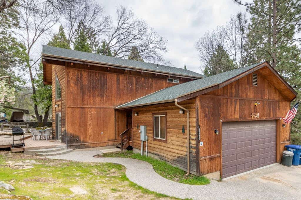 Large lake-area home w/great room, private pool table, Ping-Pong, mtv views
